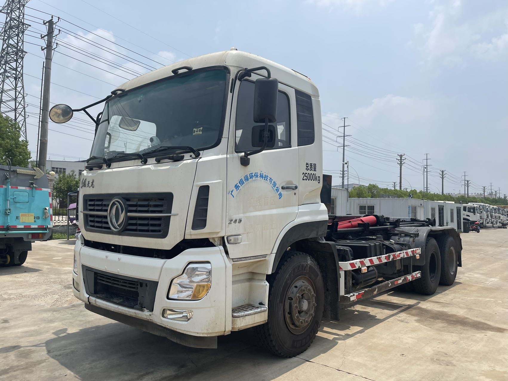 天龍后八輪勾臂(同款2臺(tái)) 2??年份：2019年5月 3??發(fā)動(dòng)機(jī)：康機(jī)245馬力，國(guó)五 4??底盤(pán)配置：東風(fēng)天龍底盤(pán)，5700軸距，7檔變速箱，1100鋼絲