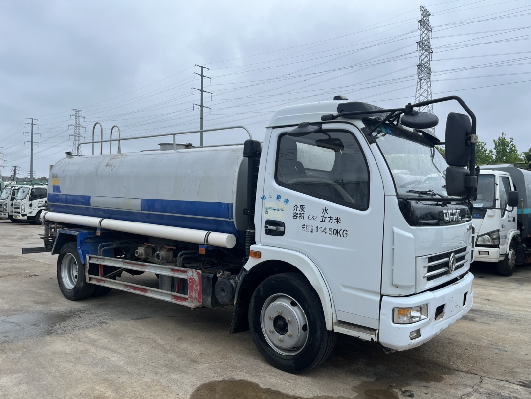 二手10方灑水車(chē) 2??年份：2020年5月 3??發(fā)動(dòng)機(jī)：朝柴156馬力，國(guó)五 4??底盤(pán)配置：東風(fēng)多利卡底盤(pán)，3800軸距，245真空胎，六檔變速箱，備胎未