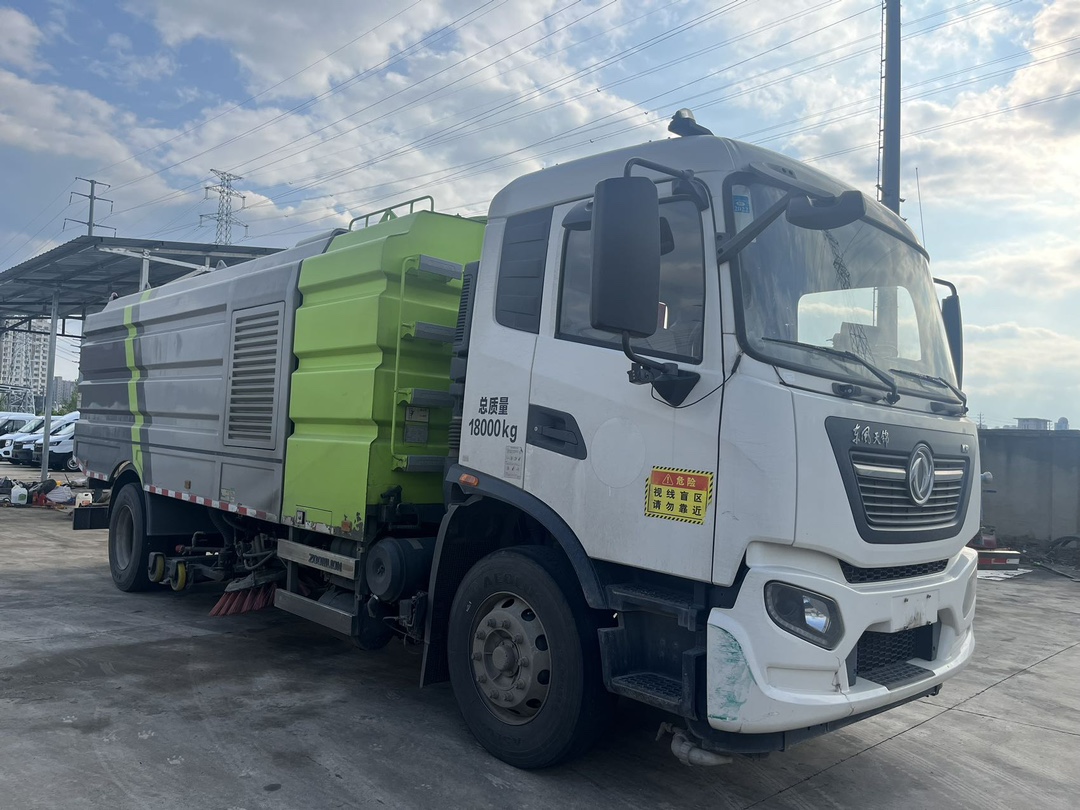 二手中聯(lián)16方洗掃車(chē) 2??年份：2021年5月 3??發(fā)動(dòng)機(jī)：康機(jī)230馬力，國(guó)六 3??底盤(pán)配置：東風(fēng)天錦底盤(pán)，六檔變速箱，5300軸距，275真空胎 4?