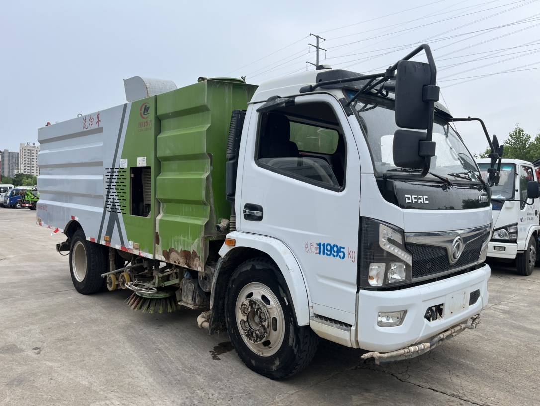 二手國(guó)六8方洗掃 2??年份：2021年4月 3??發(fā)動(dòng)機(jī)：云內(nèi)150馬力，國(guó)六 4??底盤(pán)配置：東風(fēng)福瑞卡底盤(pán)，3800軸距，825鋼絲胎，六檔變速箱。 5?